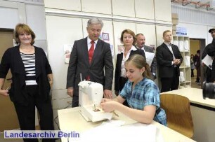 Der Regierende Bürgermeister von Berlin, Klaus Wowereit (2.v.l.) besucht den Bezirk Marzahn - Hellersdorf