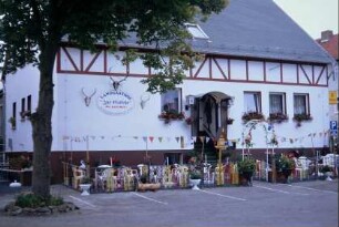 Gasthaus mit Sitzgruppen davor