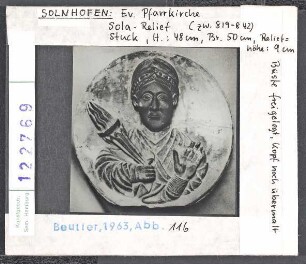 Solnhofen, Evangelische Pfarrkirche: Sola-Relief, Stuck, 9. Jhd. Büste freigelegt, Kopf noch übermalt