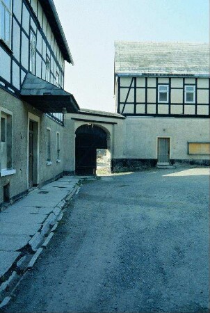 Hof wie vorige Bilder, Blick am Wohnhaus zum Tor