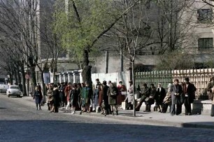 Baneasa: Wartende an Bushaltestelle, Piata Cosmonautilor