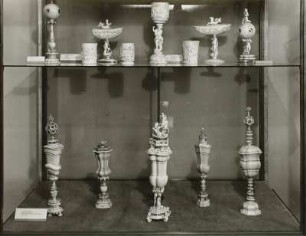Vitrine 4 (Elfenbeinvitrine): oben: Contrefait-Kugeln & Elfenbeinschiffchen & Elfenbeinbecher & unten: hohe Elfenbeinpokale