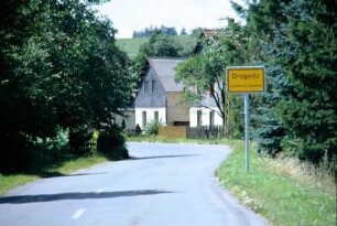 Straße mit Ortsschild
