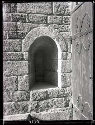 Stiftskirche; Grabung 1933, südliches Kryptafenster neben dem Turm