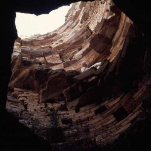 Andros, Hellenistischer Wachtturm. Im Innern des Turms oberhalb von Gávrion, 20 m, mehrstöckig, Wendeltreppe