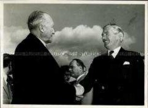 Konrad Adenauer begrüßt den britischen Außenminister Eden auf dem Flughafen Köln-Wahn
