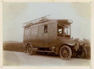 Foto eines als Bauwagen genutzten Omnibusses der Firma Saurer