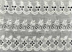 Detail einer Schürze aus Neschwitz : Bildende Volkskunst - Flachsfaser. Ort: Njeswačidło / Neschwitz. Ausschnitt einer Schürze der Bautzener Tracht (aus Neschwitz)