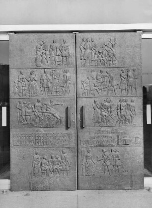 Dresden-Altstadt, Wilsdruffer Straße. Kulturpalast. Eingangstür mit Reliefs zur Geschichte der Stadt Dresden (u. a. 1911 Uraufführung des "Rosenkavalier" von Richard Strauss). Bronze, gegossen. 1969