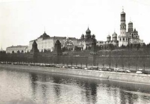 Moskau. Blick von der Moskworez-Brücke über die Moskwa auf den Kreml