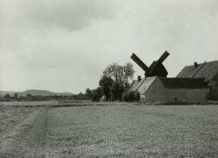 Falkenhain. Mühlengehöft mit Windmühle. Feldansicht, im Hintergrund die Hohburger Berge
