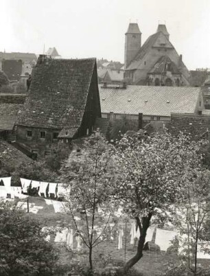 Blick von der Pfarrgasse auf Kirche St. Nikolai : Freiberg (Sachsen), Blick von der Pfarrgasse (Sächsstadt) auf Kirche St. Nikolai (links) und Dom (rechts)