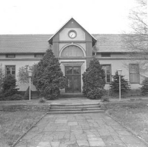 Dresden-Pillnitz, Pillnitzer Platz 1. Ehem. Gartenbauschule (2. H. 19. Jh.). Schinderbau. Haupteingang