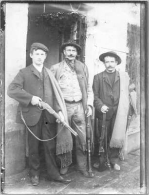 Gruppenbild einer Jagdgruppe mit Ernst Otto Gerhardt, aufgenommen in Argentinien