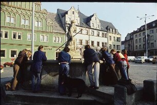 Neptunbrunnen : Weimar, Markt. Jugendliche am Neptunbrunnen (1774 ; M. Klauer)