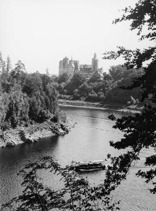Burg Tzschocha (polnisch Zamek Czocha) über dem unteren Stausee von Marklissa /Queis mit Motorschiff