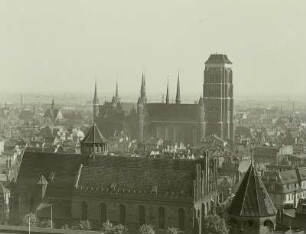 Danzig. Blick vom Turm der Katharinenkirche auf Marienkirche und Stadtkern