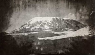 Landschaft mit Kilimandscharo : Die Landschaft in der Umgebung des Kilimandscharo. Im Hintergrund erhebt sich der schneebedeckte Kibo
