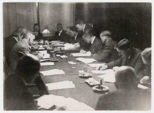 Die erste Sitzung des neuen Ältestenrates fand im Anschluss an die Präsidentenwahl im Reichstag statt, Berlin. von links: Wilhelm Dittmann, Paul Löbe, Geheimrat Galle, Wilhelm Frick, Hermann Göhring, Franz Stöhr, Ernst Torgler