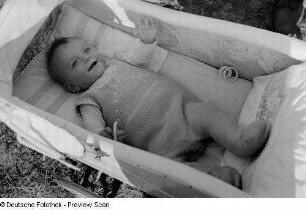 Portrait eines Säuglings im Kinderwagen