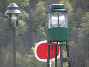 Leuchtfeuer an der Anlegestelle der Elektroboote auf der Halbinsel St. Bartholomä am Königssee bei Berchtesgaden