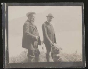 Hermann Bahr und Max Burckhard mit Hund, stehend vor dem Wolfgangsee