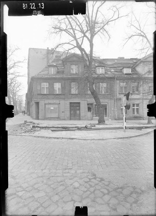 Potsdam, Otto-Nuschke-Straße (Lindenstraße) 22. Wohnhaus mit Läden. Straßenfront