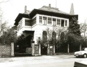 Dresden-Strehlen, Julius-Otto-Straße 15. Villa. Um 1895. Straßenansicht mit Hauseingang und Toren