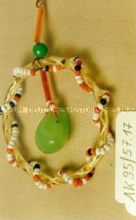 Gablonzer Christbaumschmuck - Phantasie: Ring mit Perlenkette umwickelt, grüner Glasanhänger
