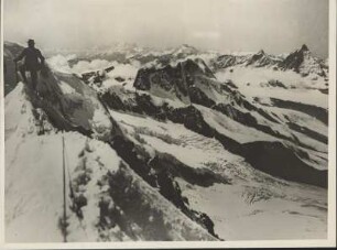 Österreich. Ein "Gipfelbezwinger" bei einer Gratwanderung in den Alpen