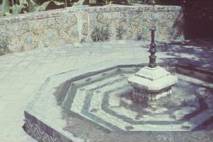 Reisefotos. Kleiner Mosaikbrunnen (vielleicht in einer Moschee)