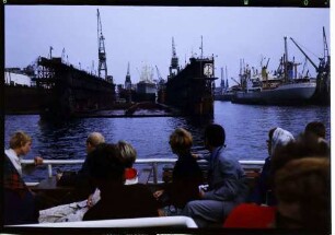 Hamburg: Publikum auf Hafenrundfahrt-Schiff, Hintergrund Docks
