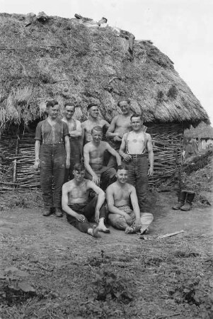 Zweiter Weltkrieg. Zur Einquartierung. Sowjetunion. Wehrmachtsangehörige vor einer Bauernhütte