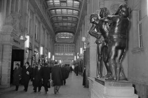 Blick in die Mädler-Passage, Ausstellungsbereich für Porzellan, Steingut und Tonwaren. Im Vordergrund eine Skulpturengruppe