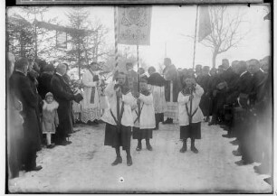 Primizfeier Benzinger 1931; Im Mittelpunkt Neupriester Benzinger mit Primizbräutchen, im Vordergrund Ministranten