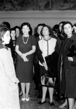 Besuchergruppe im Pergamonsaal im Rahmen einer Führung durch die Antikensammlung im Pergamonmuseum, geleitet von der kommissarischen Direktorin der Antikensammlung Elisabeth Rohde