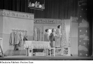 Szene des Theaterstücks "Peterchens Mondfahrt" im Theater der Jungen Welt