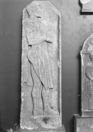 Grabstele eines Mannes mit Leier