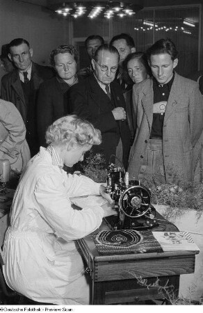 Vorführung einer Nähmaschine auf der Leipziger Herbstmesse 1954