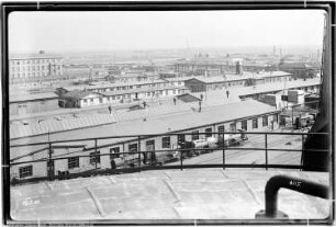 Blick von Bau Me 538 Behälter, Me 22 Büro, Lager, Aufenthaltsraum und Laboratorium, Me 26 Bürogebäude, Me 77 Spenglerwerkstätte