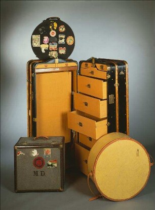 Reisegepäck bestehend aus Koffer, Schrankkoffer und Hutkoffern (Archivtitel)