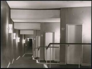 Stadttheater (später: Heinz-Hilpert-Theater), Lünen: seitliches Foyer, Rang links