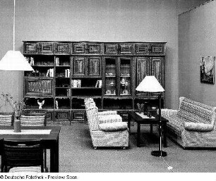 Anbauwand Lessing : Wohnzimmermöbel. Ansicht mit Eßplatz, Sitzgruppe und Anbauwand "Lessing" (1983; VEB Thüringer Möbelkombinat Suhl)