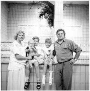 Familie mit drei Kindern im Zoo (Sonderthema: Familien-Bilder)