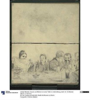 Frauen und Männer an einer Tafel in Unterhaltung
