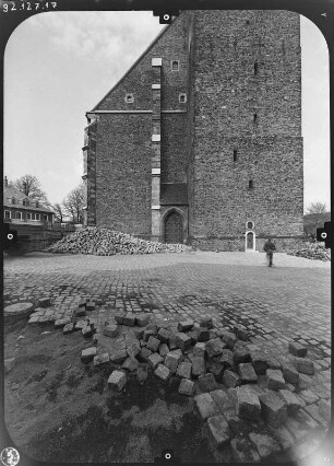 Schneeberg. Sankt-Wolfgangs-Kirche (1516-1540, Wiederaufbau ab 1952). Teilansicht von Westen