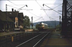 Ensingen Haltepunkt VT 608 801 Bahnschranke Bahnsteigüberführung Bahnwärterhaus Doppelposten