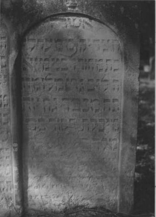 Grabstein 263 (Index: 99609899) Material: Sandstein Zustand: verwittert, teilweise Textverlust Maße HxBxT: 83x77x12 cm Beschreibung: Doppelstele (links: Minle; rechts: Merle), Schriftfeld eingetieft mit Segmentbogenabschluß Besonderheit: Doppelgrab: Grabstein 263A