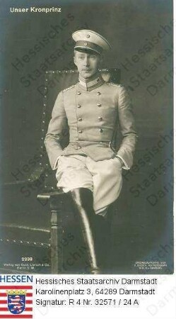 Wilhelm Kronprinz v. Preußen (1882-1951) / Porträt in Uniform, auf Armlehne eines Sessels sitzend, Ganzfigur