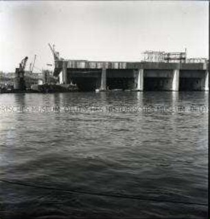 Nummerierte Großbunker für deutsche U-Boote in einem Hafen an der französischen Atlantikküste
